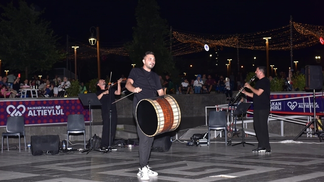 Altıeylül'de müzik dolu gecede Trio sahne aldı