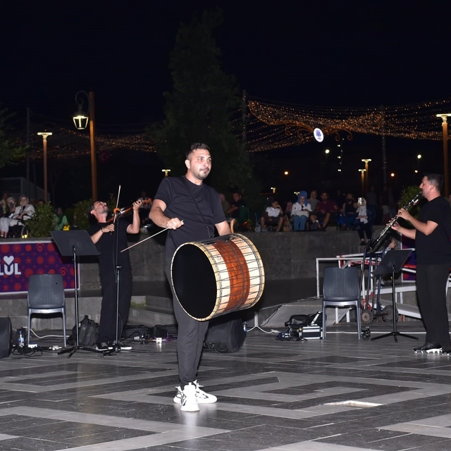 Altıeylül'de müzik dolu gecede Trio sahne aldı