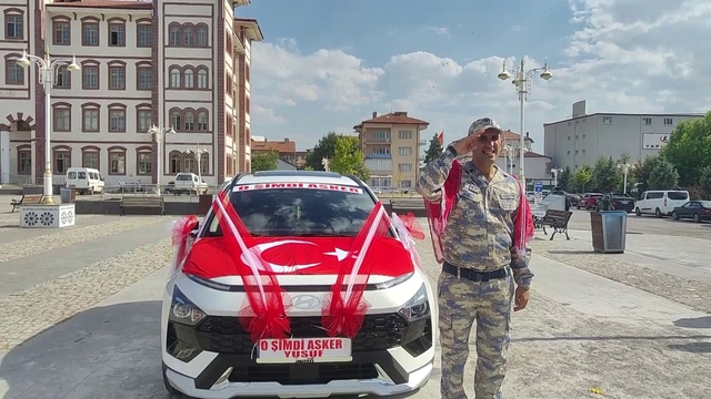 Askerlik hayalini temsili eğlence ile gerçeğe dönüştürdüler
Zihinsel engelli Yusuf'un hayali, temsili asker eğlencesi ile gerçekleştirildi