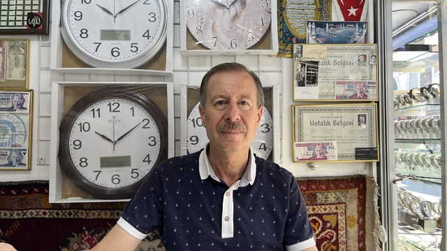 Saat tamirciliği teknolojiye yenik düşüyor
Eskişehir'deki yarım asırlık saat ustası sektördeki dönüşümü anlattı
E-ticaret ve akıllı saatler, saat tamirciliğini olumsuz yönde etkiliyor
Üçüncü kuşak olarak 90 yıllık dükkanda mesleğini sürdüren Muzaffer Yürütücü;
"Firmaların '3-5 yıl kullanılsın, yenisi alınsın' mantığı yüzünden hem dayanıklılık hem de parça anlamında tamir şansımız bitti"