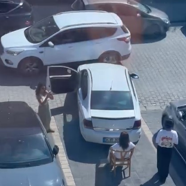 Sandalyeye oturup kafenin önüne otomobilini park etmek isteyen sürücüye eng...