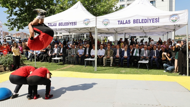 Talas'taki ERVA açılışında Başkan Yalçın'a özel teşekkür
Vali Çiçek'ten Başkan Yalçın'a Övgü: "Bizi ilk gün yüreklendiren isim Mustafa Yalçın oldu"