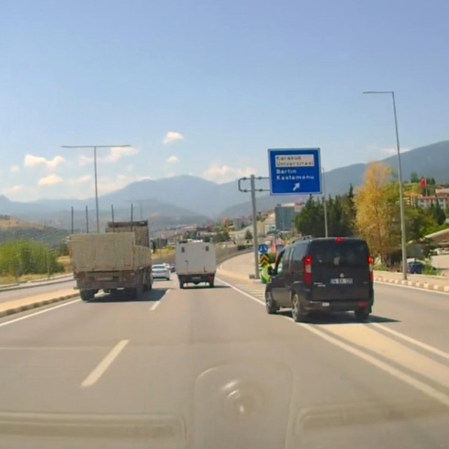 Karabük'te trafiği tehlikeye düşüren araçlar kamerada