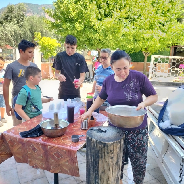 Hayırseverlerden yaz Kur'an kursu öğrencilerine tatlı sürpriz