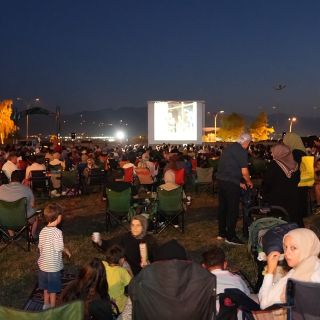 Düzce'de açık hava sinema akşamları başladı
Yüzlerce sinemasever Yeşil Vadi...