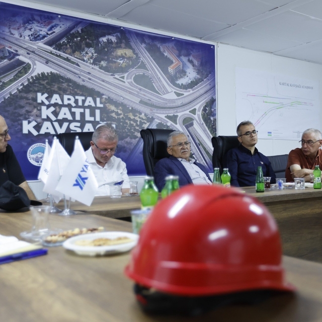 Başkan Büyükkılıç, Kartal Katlı Kavşağı'nda çalışmaları adım adım izliyor