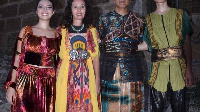 4 kişilik aile, 'Troya' gösterisinde birlikte sahneye çıktı