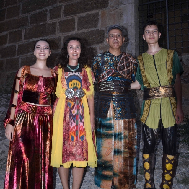 4 kişilik aile, 'Troya' gösterisinde birlikte sahneye çıktı