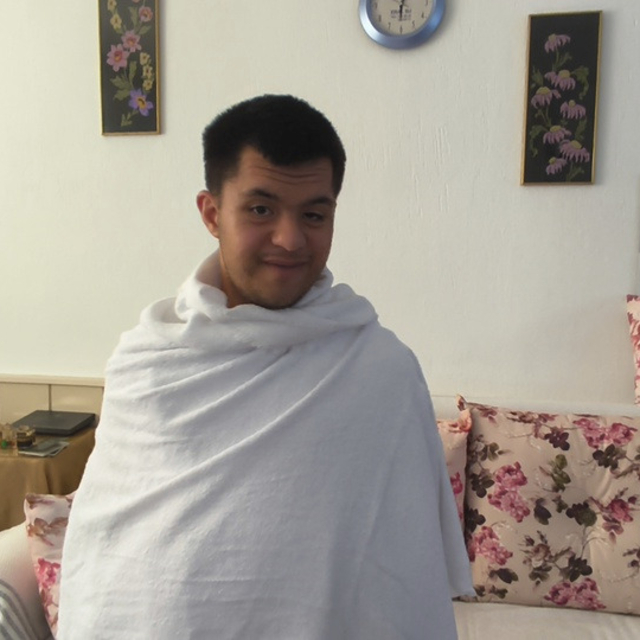 Kabe'nin maketine sarılıp ağlayan engelli bireyin umre hayali gerçek oluyor