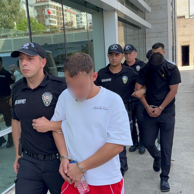 Uyuşturucu operasyonunda gözaltına alınan 4 şüpheli adliyeye sevk edildi