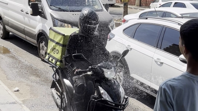 Diyarbakır'da sıcaklık 40 dereceyi aştı, hortumla serinleyenler objektife yansıdı