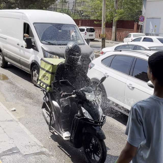 Diyarbakır'da sıcaklık 40 dereceyi aştı, hortumla serinleyenler objektife y...
