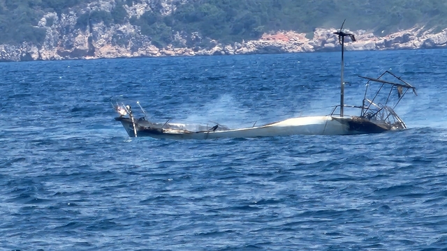 Marmaris'te demirli yelkenli tekne alevlere teslim oldu