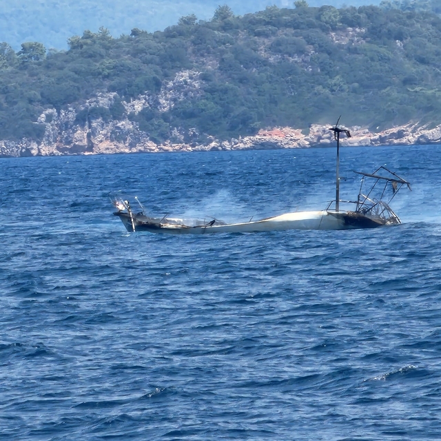 Marmaris'te demirli yelkenli tekne alevlere teslim oldu