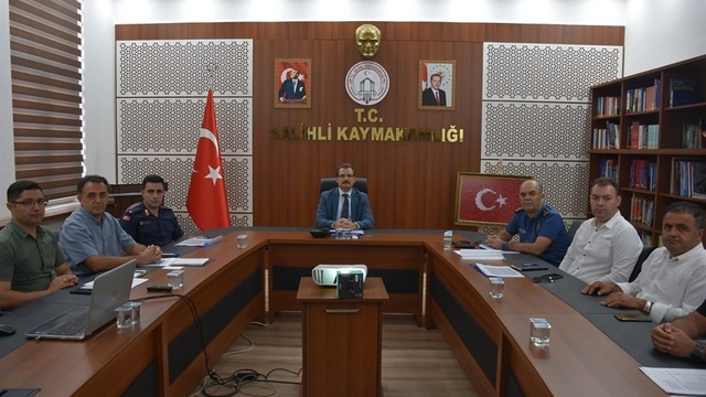Salihli'de metruk binalar yıkılıyor, hurda araçlar kaldırılıyor