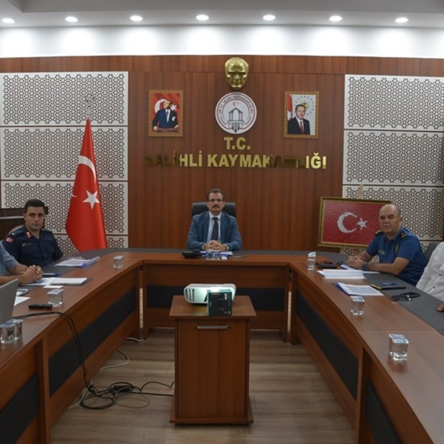 Salihli'de metruk binalar yıkılıyor, hurda araçlar kaldırılıyor
