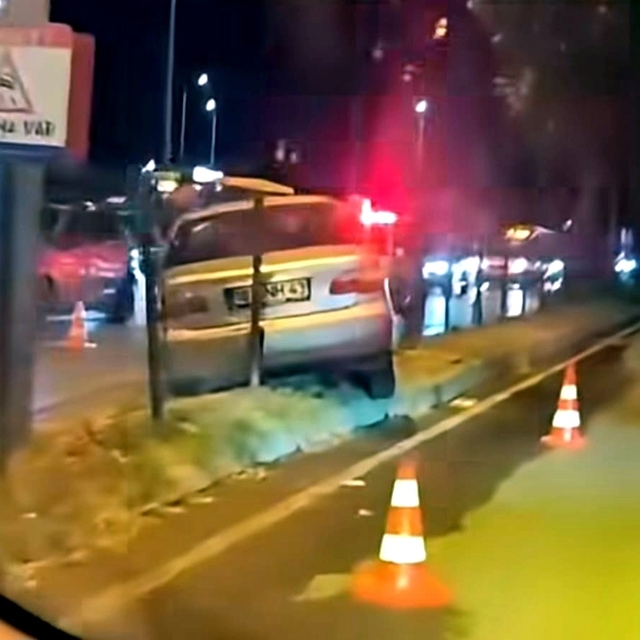Kontrolden çıkan otomobil orta refüje çıktı