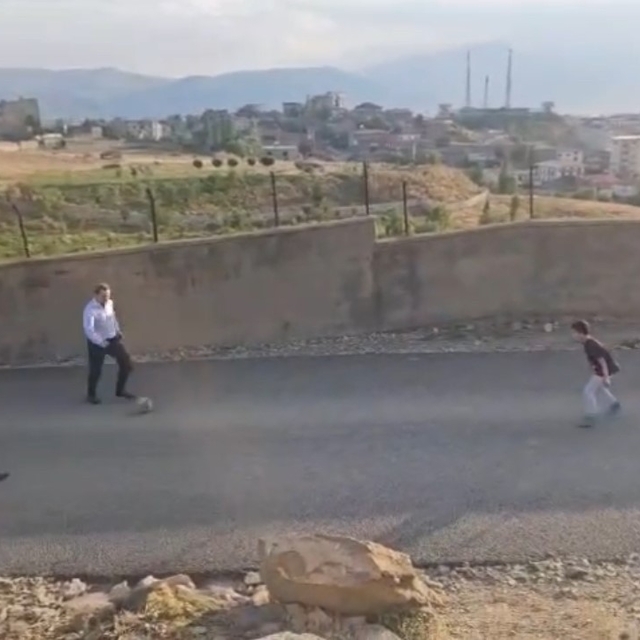 Kaymakam Volkan Hülür Yüksekova'da sokakta maç yapan çocukların oyununa kat...