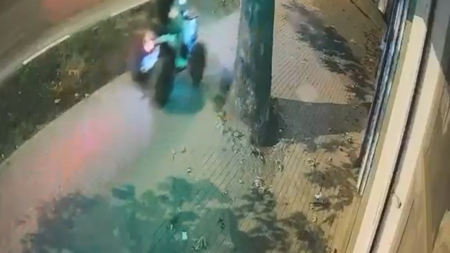 ATV ile yolun karşısına geçerken canından oldu
O anlar kameraya saniye saniye yansıdı