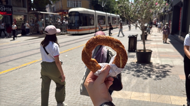 Türkiye'nin en iyisi seçilen Eskişehir simidinin lezzet sırları
Lezzet, usta ellerde, pekmezli, bol susamlı ve taş fırında pişmesi ile ortaya çıkıyor