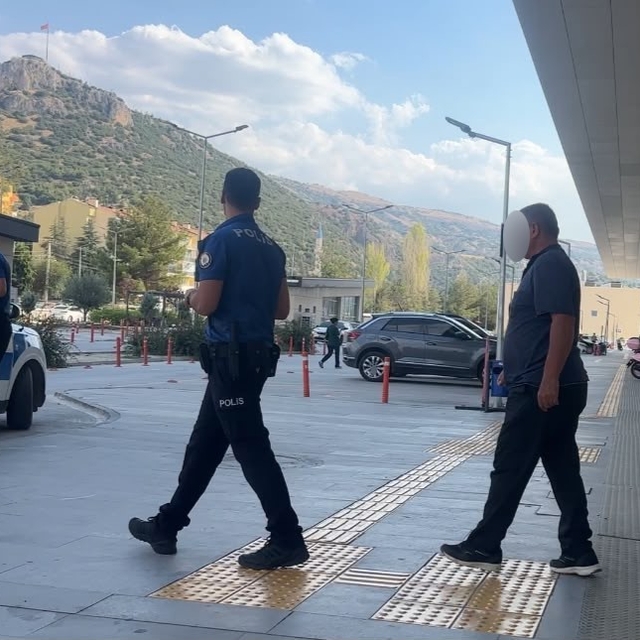 Park kavgasında komşularını bıçaklayan şüpheli tutuklandı