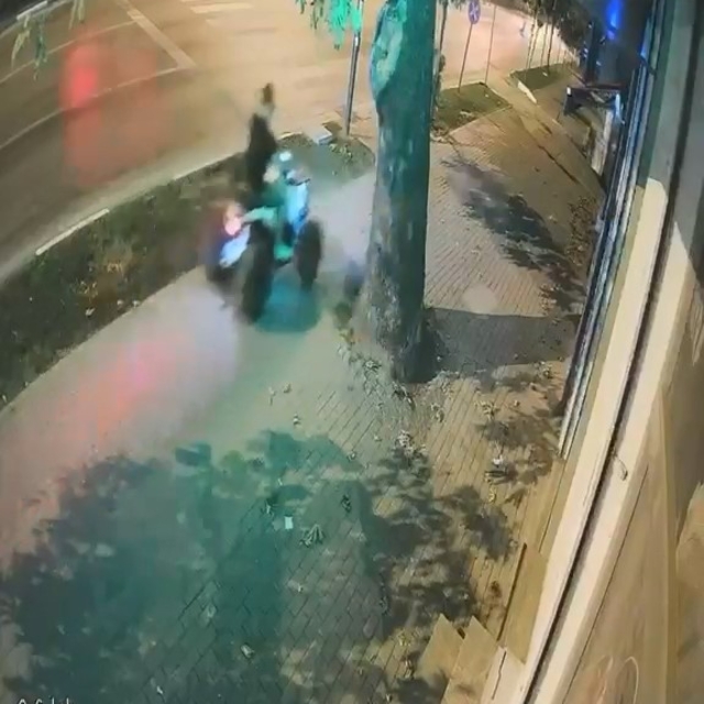 ATV ile yolun karşısına geçerken canından oldu
O anlar kameraya saniye sani...