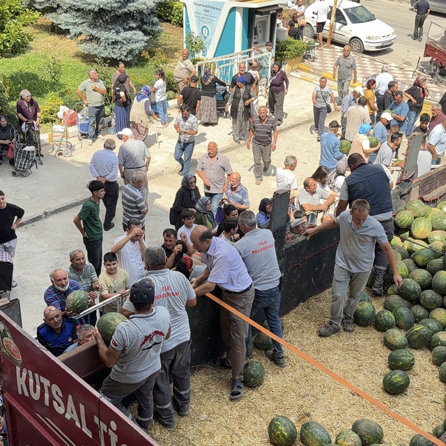 Uşur olarak 20 ton karpuz dağıttı