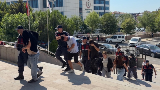 Ormana götürdükleri kişiye kadın kıyafeti giydirip videosunu çeken 6 şüpheli gözaltına alındı
