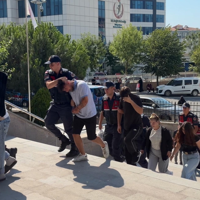 Ormana götürdükleri kişiye kadın kıyafeti giydirip videosunu çeken 6 şüphel...