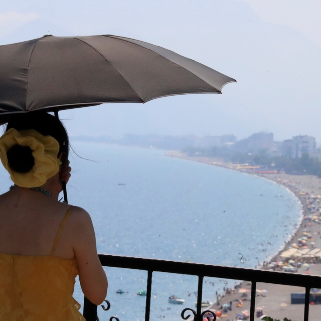 Hava sıcaklığının 34 derece ölçüldüğü Antalya'da deniz suyu sıcaklığı 30 de...