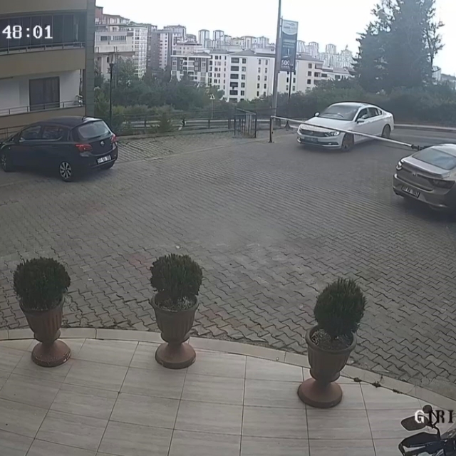 Sürücü fren yerine gaza basınca araç site duvarından aşağı uçtu: 1'i çocuk...