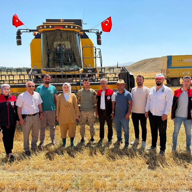 Çizmeli Kaymakam bu kez tarlada