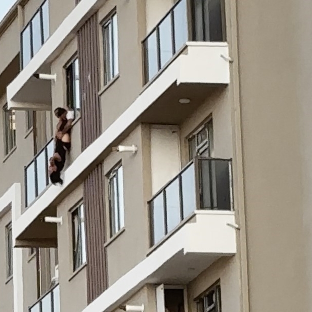 7. katın balkonunda baş aşağı asılı böyle yakalandı
Genç kadın son anda aya...