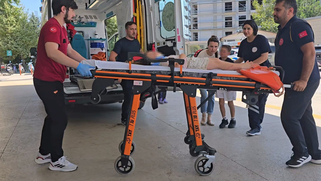Otomobil ile motosiklet çarpıştı; sürücü ile 2 çocuğu yaralandı