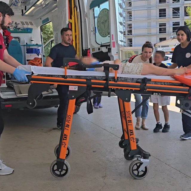 Otomobil ile motosiklet çarpıştı; sürücü ile 2 çocuğu yaralandı