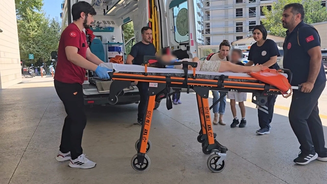 Otomobil motosikletle çarpıştı: 2'si çocuk 3 yaralı