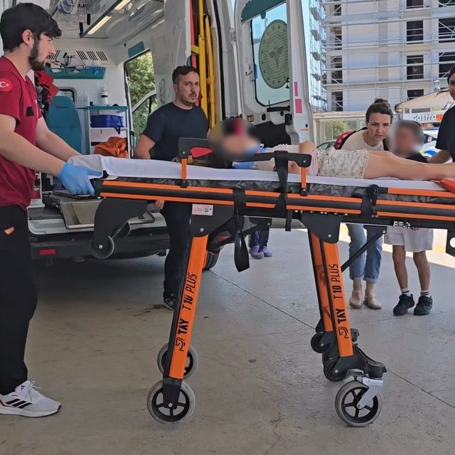 Otomobil motosikletle çarpıştı: 2'si çocuk 3 yaralı