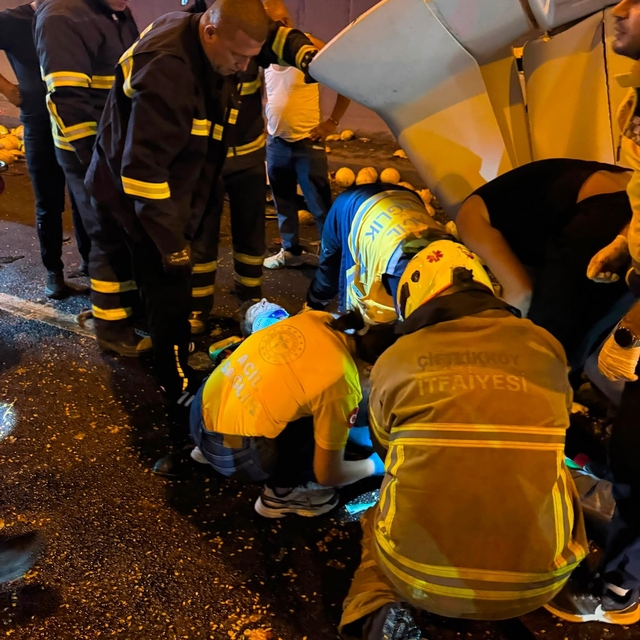 Kamyona çarpan tırın kupası dorseden ayrıldı: 1 ağır yaralı
