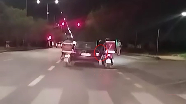 Seyir halinde yakıtı biten otomobili motosikletli kuryeler ayaklarıyla itekledi