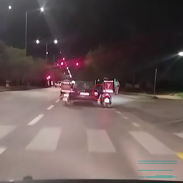 Seyir halinde yakıtı biten otomobili motosikletli kuryeler ayaklarıyla itek...