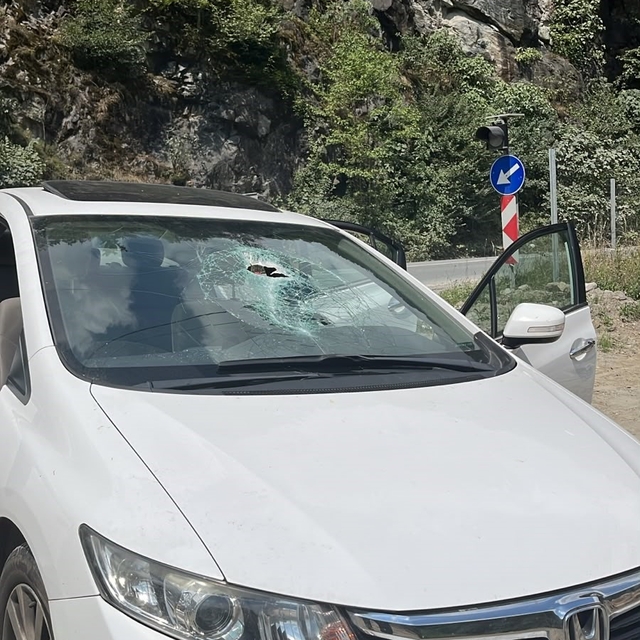 Rize'de otomobilin üzerine kaya düştü: 1 yaralı
