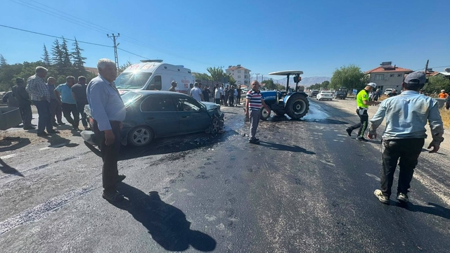 Malatya'da otomobil ile traktör çarpıştı; 3 yaralı