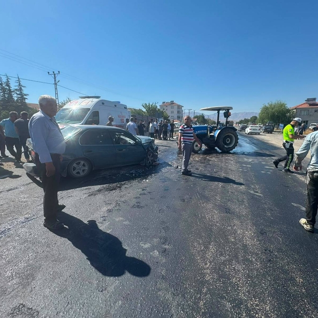 Malatya'da otomobil ile traktör çarpıştı; 3 yaralı