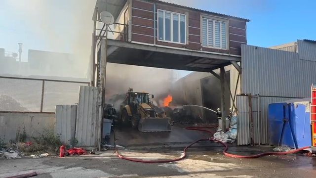 Kocaeli'de geri dönüşüm deposunda yangın