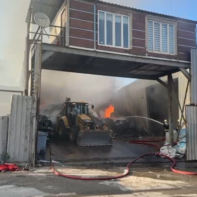 Kocaeli'de geri dönüşüm deposunda yangın