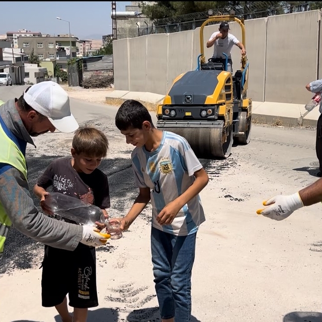 Kurtalan'da kavurucu sıcakta çalışan belediye ekiplerine çocuklardan soğuk...