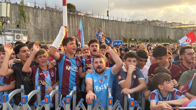 Trabzon'da Salah çılgınlığı
Bordo-mavili taraftarlar Mısırlı yıldızı Trabzon'a gelişinde karşılamak için havalimanına akın etti