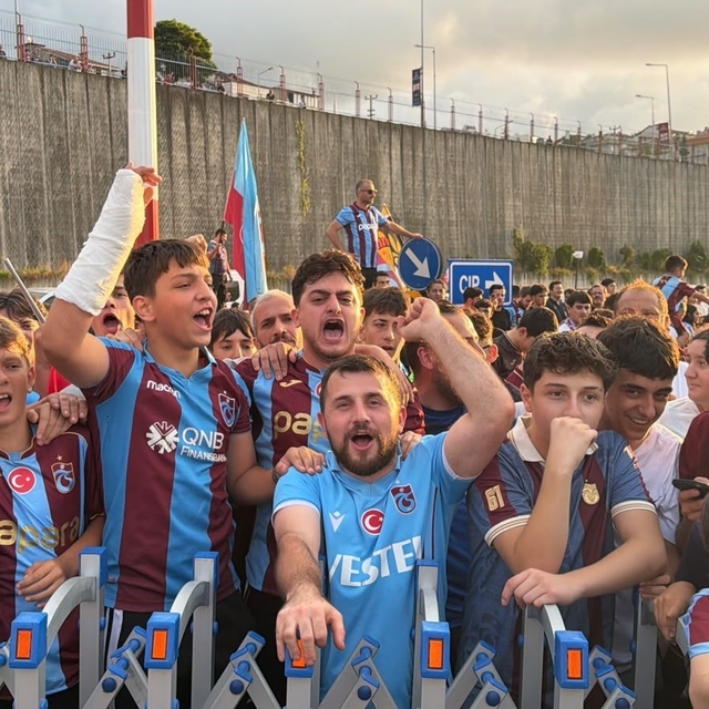 Trabzon'da Salah çılgınlığı
Bordo-mavili taraftarlar Mısırlı yıldızı Trabzo...