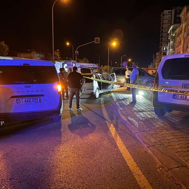 Otomobilde silahla başlarından vurulan kadın öldü, erkek yaralandı