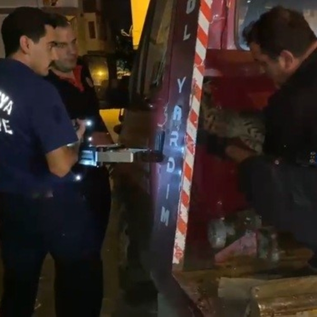 Çekicinin kasasına sıkışan kediyi itfaiye kurtardı